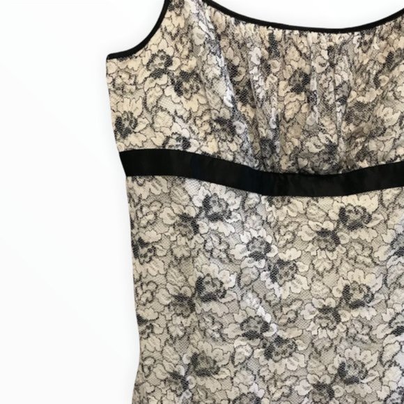 Ann Taylor | Black & White Floral Spaghetti Strap Tank Top | Sz 8 - Picture 3 of 9